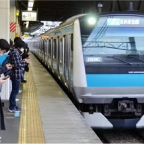 Dán giấy tàu điện