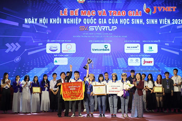 Thứ trưởng Ngô Thị Minh trao giải thưởng cho đội đạt giải Nhất