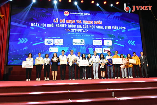 Đại diện công ty JVNET trao giải 3 khối sinh viên