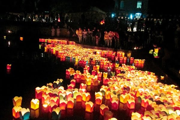 Thả đèn hoa tại lễ vu lan