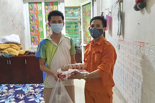 Các suất thực phẩm của đã được trao đến tận tay của mỗi công nhân kcn Thạch Thất