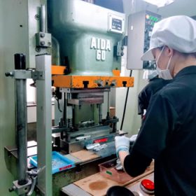 Đơn hàng ép kim loại tại Nhật