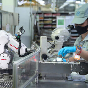 Kiểm tra linh kiện ô tô XKLĐ